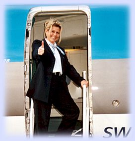 Flight Attendant in ihrem Arbeitsumfeld